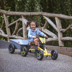 BERG Trailer S (aanhanger Voor BERG Buzzy Skelters) -Exporteren Step Avontuur Winkel berg buzzy yellow berg buzzy trailer with girl scaled 1