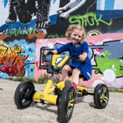 BERG Skelter Buzzy BSX Geel -Exporteren Step Avontuur Winkel berg buzzy yellow with girl 4 1