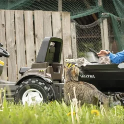 RollyFarmtrac Premium Valtra Met Rollytraclader Traptractor -Exporteren Step Avontuur Winkel traptractor farmtrac valtra premium met rollytralder rollytoys 710409 8 scaled 1